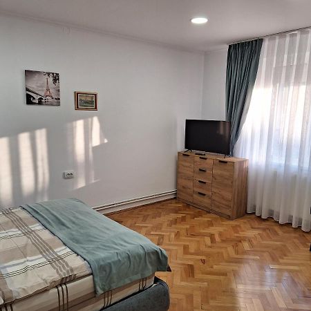 Black Eagle Central Unirii Square, 2 King Size Bedrooms, Free Private Parking Oradea Exterior photo