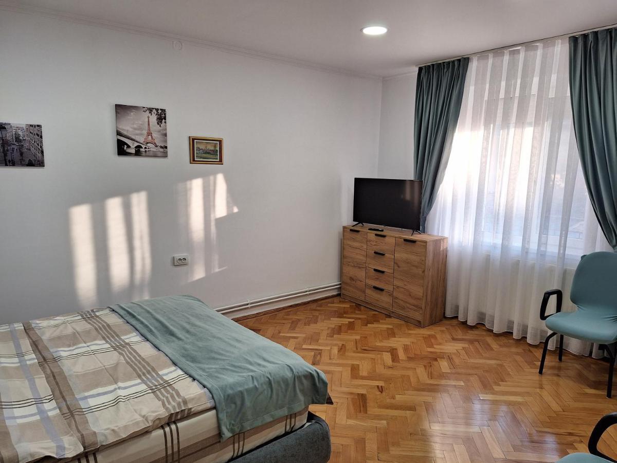 Black Eagle Central Unirii Square, 2 King Size Bedrooms, Free Private Parking Oradea Exterior photo