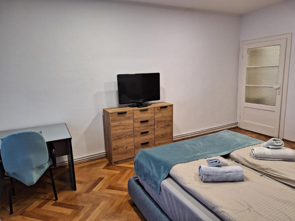 Black Eagle Central Unirii Square, 2 King Size Bedrooms, Free Private Parking Oradea Exterior photo