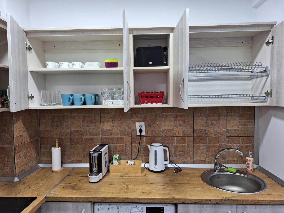 Black Eagle Central Unirii Square, 2 King Size Bedrooms, Free Private Parking Oradea Exterior photo