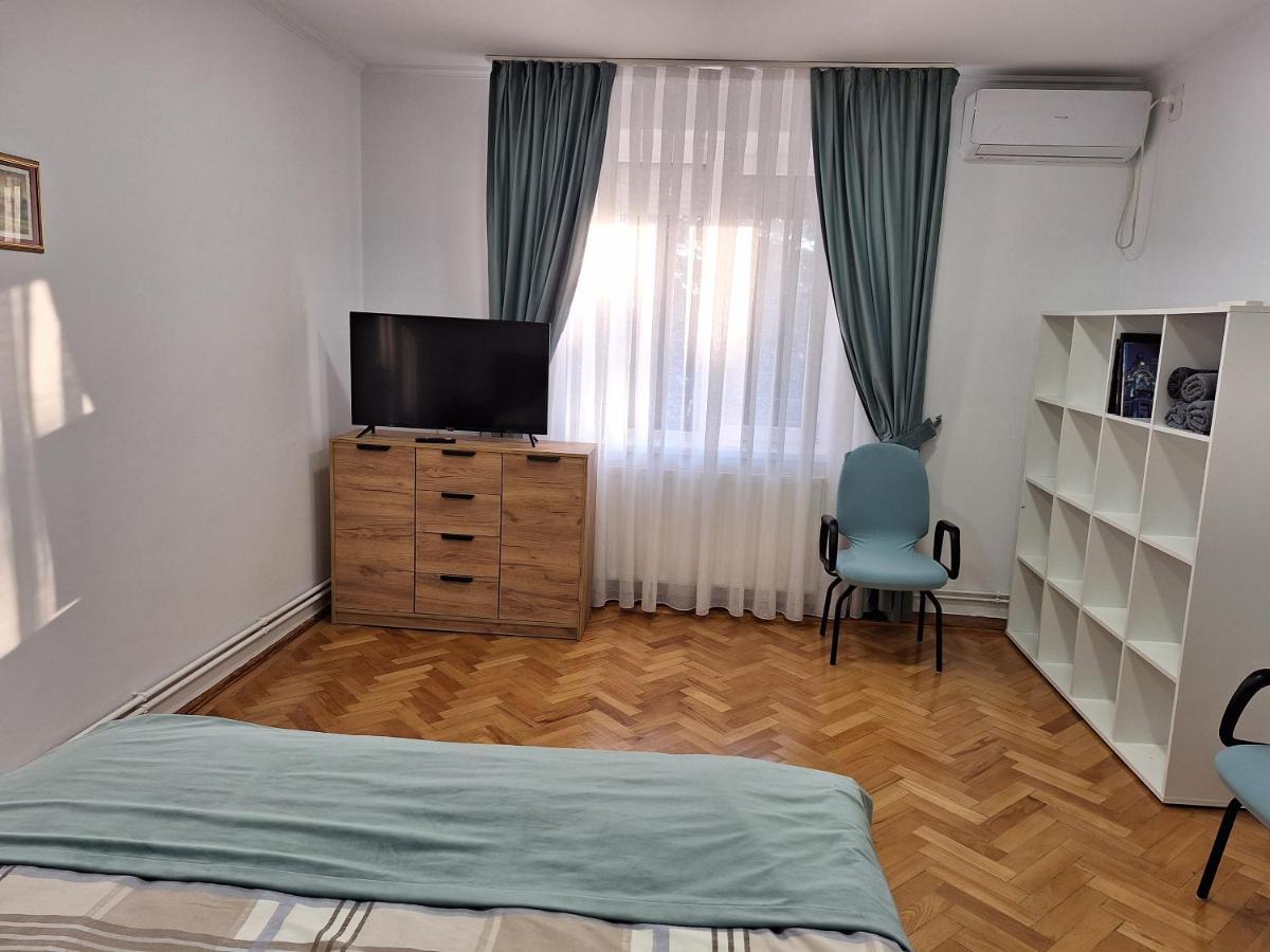 Black Eagle Central Unirii Square, 2 King Size Bedrooms, Free Private Parking Oradea Exterior photo